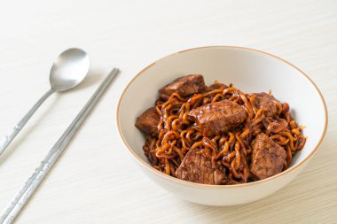 Jjapaguri ya da Chapaguri, Kore Kara Fasulye Baharatlı Erişte - Kore usulü