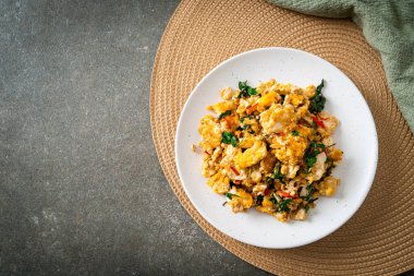 Tayland fesleğeni ve biberli sahanda yumurta Asya usulü.
