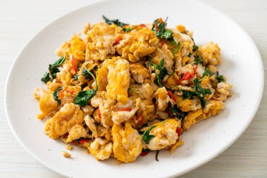 Tayland fesleğeni ve biberli sahanda yumurta Asya usulü.