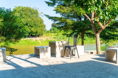 boş masa ve sandalye nehir manzaralı ve mavi gökyüzü