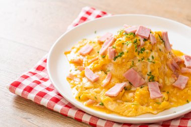 Pirinçli kremalı omlet veya jambonlu pilav ve yumuşak omlet.