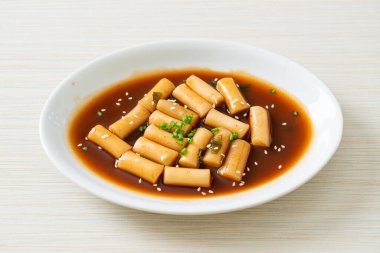 Baharatlı Jjajang Tteokbokki veya baharatlı siyah fasulye soslu Kore pirinç keki - Kore yemeği tarzı