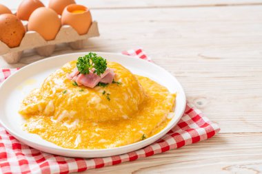 Pirinçli kremalı omlet veya jambonlu pilav ve yumuşak omlet.