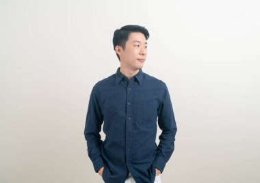 Beyaz arka planda gülümseyen mutlu Asyalı genç adam portresi