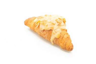 Kremalı kruvasan ve beyaz arka planda izole edilmiş badem.