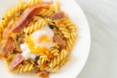 Carbonara fusilli makarna baharatlı pastırma - İtalyan yemeği tarzı.