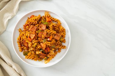 Jambon ve domates soslu kızarmış fusilli makarna.