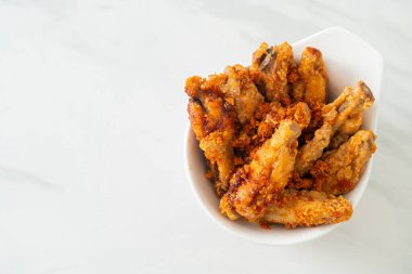 Beyaz kasede kızarmış tavuk kanadı.