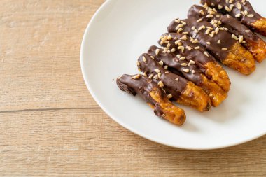 Güneş ışığı kurumuş muz çikolata kaplama veya muz soslu çikolata