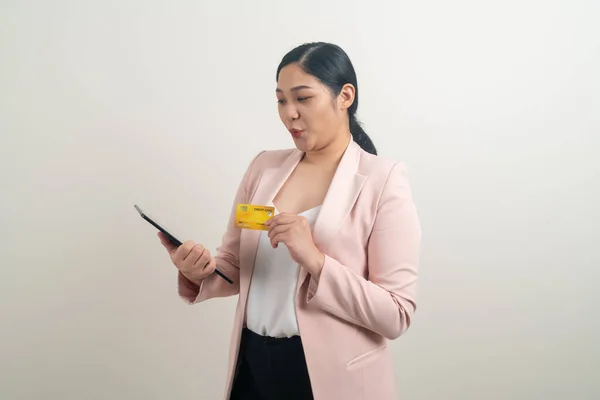 亚洲妇女使用手持白底信用卡的智能手机 — 图库照片