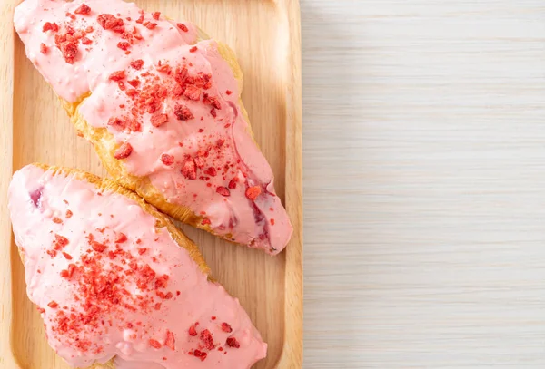 Tahta tabakta çilekli çikolata soslu kruvasan.