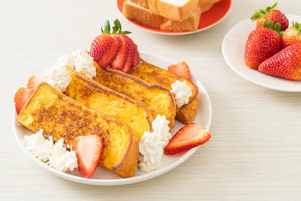 Hausgemachter Französischer Toast Mit Frischen Erdbeeren Und Schlagsahne — Stockfoto