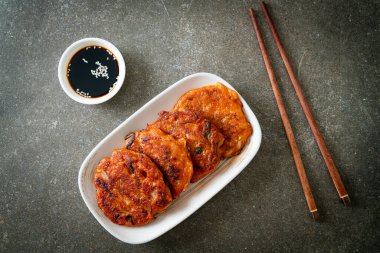 Kore kimçili krep veya Kimçijeon - Kızarmış yumurta, kimçi ve un - Kore geleneksel yemek tarzı