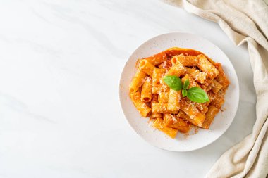 Domates soslu ve peynirli Rigatoni makarnası - geleneksel İtalyan makarnası