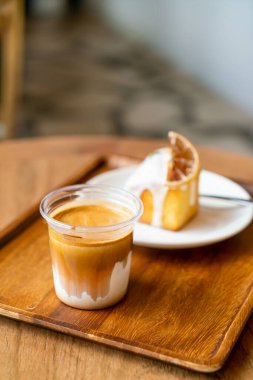 Kirli Kahve - Kahve ve restoranda soğuk taze sütle karıştırılmış bir bardak espresso.