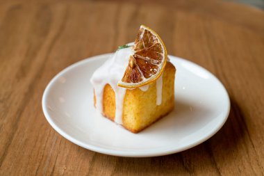 Kafe ve restoranda beyaz tabakta limonlu kek.