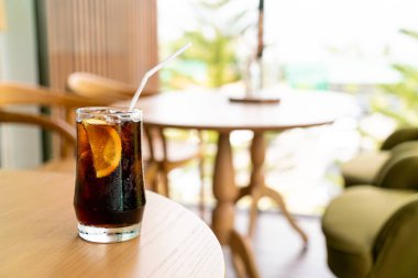 Kafe ve restoranda buzlu kola bardağı.