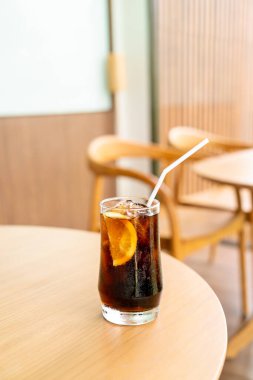 Kafe ve restoranda buzlu kola bardağı.