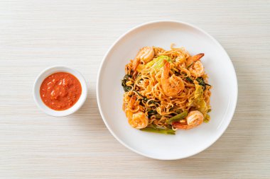 Karıştırılmış hazır erişteli sukiyaki, karidesli, Asya usulü.