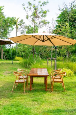 Boş ahşap masa ve bahçede sandalye.