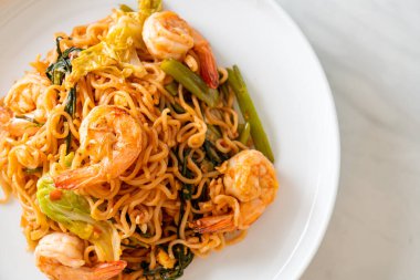 Karıştırılmış hazır erişteli sukiyaki, karidesli, Asya usulü.