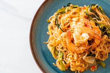 Karıştırılmış hazır erişteli sukiyaki, karidesli, Asya usulü.