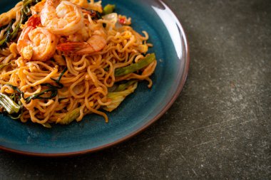 Karıştırılmış hazır erişteli sukiyaki, karidesli, Asya usulü.