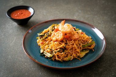 Karıştırılmış hazır erişteli sukiyaki, karidesli, Asya usulü.