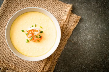 Karides ve taze soğanlı buğulanmış yumurta.