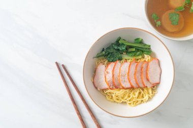 Barbekü Kırmızı Domuz Eriştesi Çorbalı - Asya usulü