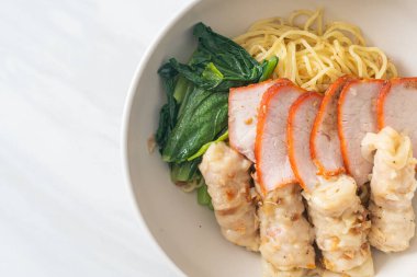 Barbekü Kırmızı Domuz eti ve Asya usulü Çorbalı Wonton Eriştesi.