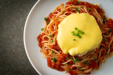 Hamburg ve peynirli spagetti domates sosu.