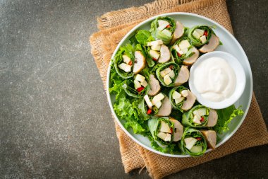 Sebzeli dürüm ya da kremalı salata soslu salata.