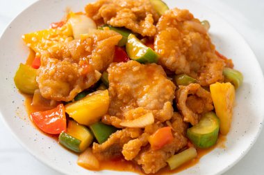 Kızarmış tatlı ve ekşi sosla domuz ve sebzeyi karıştır.