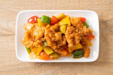 Kızarmış tatlı ve ekşi sosla domuz ve sebzeyi karıştır.