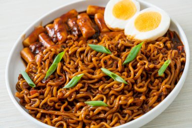 Jjajang Rabokki - Kore hazır eriştesi veya Kore pirinçli Ramyeon veya Tteokbokki ve siyah fasulye soslu yumurta - Kore yemeği tarzı