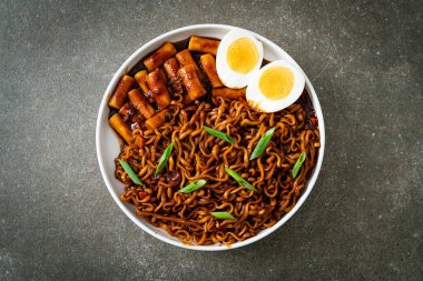 Jjajang Rabokki - Kore hazır eriştesi veya Kore pirinçli Ramyeon veya Tteokbokki ve siyah fasulye soslu yumurta - Kore yemeği tarzı