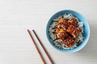 Yılan balığı pirinç kasesi veya unagi pirinç kasesi - Japon yemek tarzı.