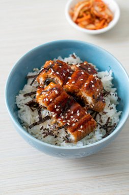 Yılan balığı pirinç kasesi veya unagi pirinç kasesi - Japon yemek tarzı.