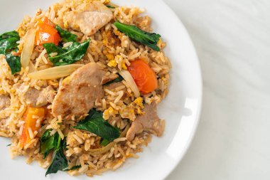 Beyaz tabakta domuz etli ev yapımı pilav.