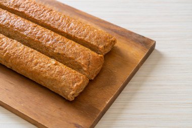 Kızarmış Çin balık köftesi ya da tahta üzerinde balık köftesi.