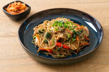 Japchae ya da karışık Kore vermicelli erişte sebzeli ve üzerine beyaz susamlı domuz eti - Kore geleneksel yemek tarzı