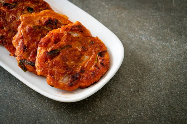 Kore kimçili krep veya Kimçijeon - Kızarmış yumurta, kimçi ve un - Kore geleneksel yemek tarzı