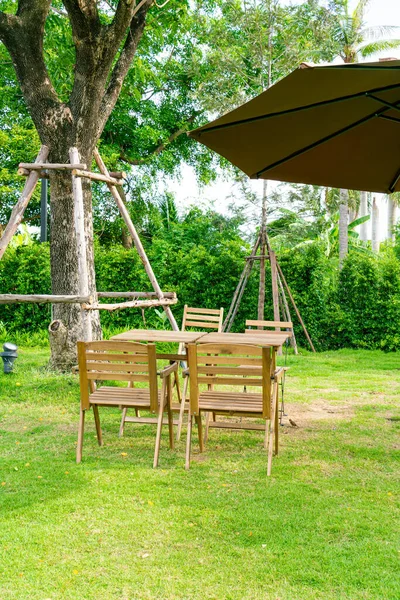 Boş ahşap masa ve bahçede sandalye.