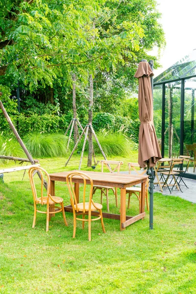 Tavolo Sedia Legno Vuoto Giardino — Foto Stock