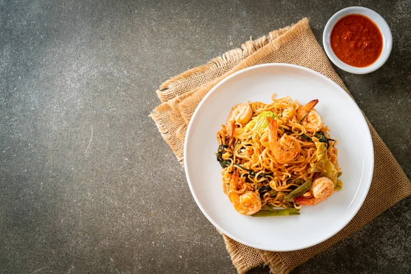 Karıştırılmış hazır erişteli sukiyaki, karidesli, Asya usulü.