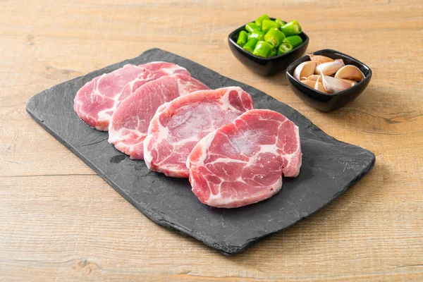 Taze domuz boyunlu ya da yakalı domuz eti ve terbiye edilecek malzemeler.