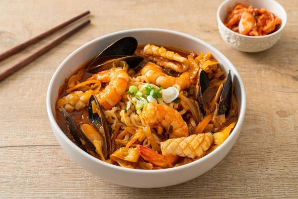 Jjamppong - Kore Deniz Ürünleri Erişte Çorbası - Kore yemek tarzı