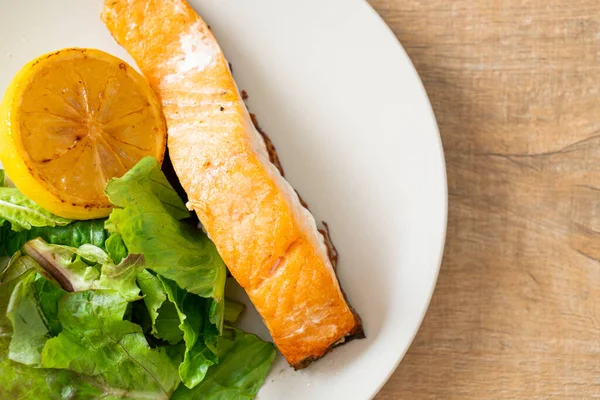 Hausgemachtes Gebratenes Lachssteak Mit Zitrone Und Gemüse Gesundes Essen — Stockfoto