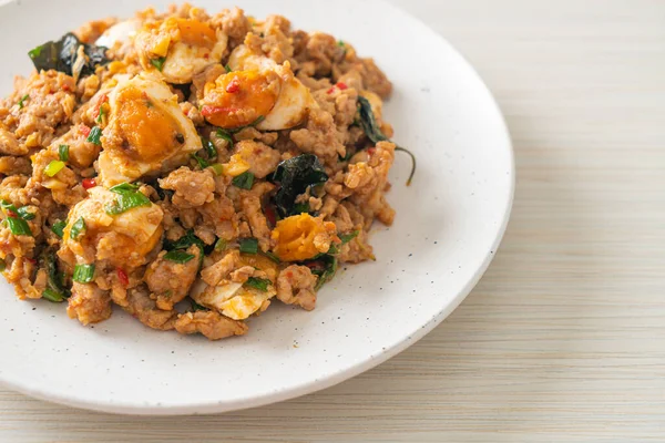 Ev yapımı kızarmış kıymalı domuz eti ve tuzlu yumurta.